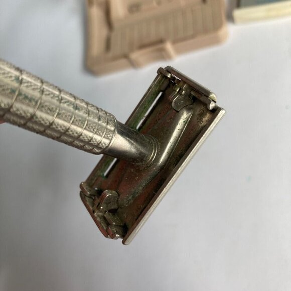 Vintage Gillette Double Edge Safety Razor w/ Case & Blades Metal Shaver - Picture 3 of 10